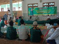Foto: Anggota Fraksi PKB DPRD Jawa Timur Nurfitriana, saat menyantuni anak yatim dalam mengawali Reses II tahun 2021 di Desa Tarogan, Kecamatan Lenteng, Sumenep.