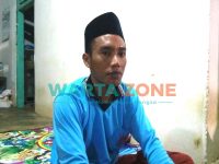 TAK TERIMA: Jazuli, suami tersangka pembunuhan bocah empat tahun saat ditemui di kediamannya (Foto: Abd Wakid)