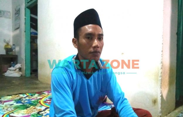 TAK TERIMA: Jazuli, suami tersangka pembunuhan bocah empat tahun saat ditemui di kediamannya (Foto: Abd Wakid)