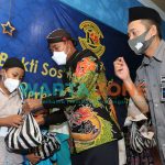 Bupati Sumenep, Achmad Fauzi bersama Ketua KJS, Ahmad Sa'ie saat menyerahkan santunan kepada anak yatim dan duafa (Foto: Dok. WARTA ZONE)