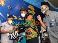 Bupati Sumenep, Achmad Fauzi bersama Ketua KJS, Ahmad Sa'ie saat menyerahkan santunan kepada anak yatim dan duafa (Foto: Dok. WARTA ZONE)