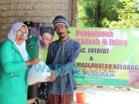 Foto: Srikandi NU Giliraja saat menyalurkan Zakat Fitrah, Blusukan dari Rumah ke Rumah.
