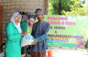 Srikandi NU Giliraja Salurkan Zakat Fitrah, Blusukan dari Rumah ke Rumah