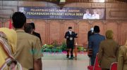 Foto: Bupati Jember, Hendy Siswanto saat melantik 9 PJ Kades di Aula Sudarman Kantor Pemerintah Kabupaten Jember.