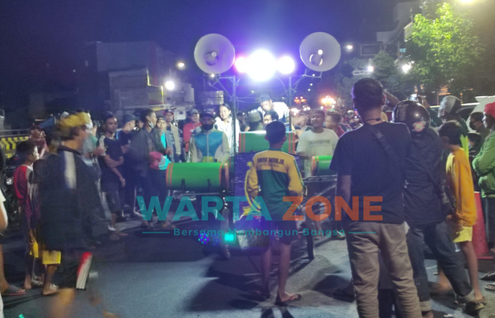 Foto: Sebanyak 4 grup kesenian musik patrol di malam bulan ramadan, saat melakukan pawai keliling kota Jember, Sabtu (8/5/2021) malam.