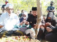 Foto: Tampak Bupati Hendy dan Wabup Gus Firjaun bersama masyarakat, saat berdoa di pemakaman almarhum Yunus Irama.