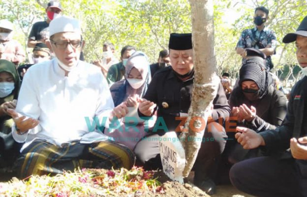 Foto: Tampak Bupati Hendy dan Wabup Gus Firjaun bersama masyarakat, saat berdoa di pemakaman almarhum Yunus Irama.