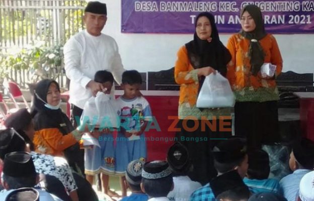 Foto: TP-PKK Desa Banmaleng, Kecamatan Giligenting, Kabupaten Sumenep, saat menyalurkan santunan kepada 58 anak yatim, Minggu (9/5/2021).