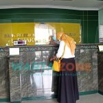 Foto: Pelayanan di Bank Pembiayaan Rakyat Syariah (BPRS) Bhakti Sumekar.
