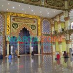 MEGAH: Masjid Roudhotul Muchlisin Jember tampak dipadati jemaah (Foto: Nur Imatus Safitri)