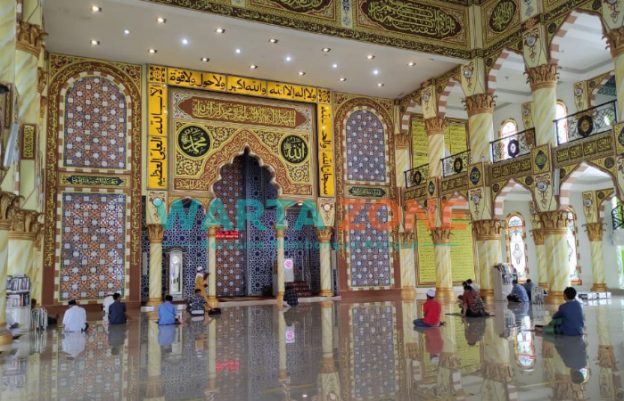 MEGAH: Masjid Roudhotul Muchlisin Jember tampak dipadati jemaah (Foto: Nur Imatus Safitri)