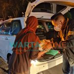 Foto: HIPMI Jember membagikan santap sahur di sejumlah titik wilayah Kabupaten Jember.