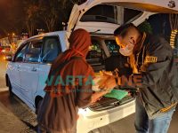 Foto: HIPMI Jember membagikan santap sahur di sejumlah titik wilayah Kabupaten Jember.