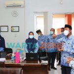TEGAS: Bupati Sumenep, Achmad Fauzi bersama tim saat melakukan inspeksi mendadak (Sidak) kepada ASN (Foto: Dok. WARTA ZONE)
