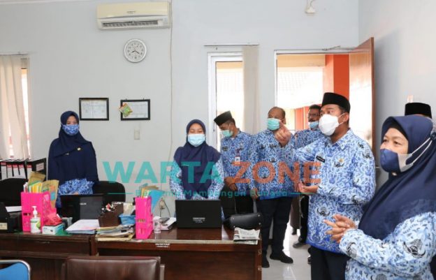 TEGAS: Bupati Sumenep, Achmad Fauzi bersama tim saat melakukan inspeksi mendadak (Sidak) kepada ASN (Foto: Dok. WARTA ZONE)