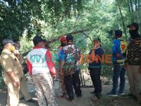 SIAP-SIAP: Anggota Pusdalops BPBD dan relawan bencana saat berada di lokasi kejadian bocah yang hilang (Foto: Nur Imatus Safitri)