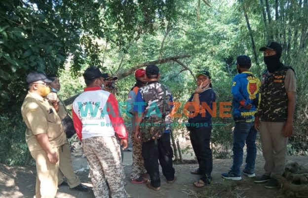 SIAP-SIAP: Anggota Pusdalops BPBD dan relawan bencana saat berada di lokasi kejadian bocah yang hilang (Foto: Nur Imatus Safitri)