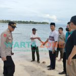 Foto: Sejumlah warga setempat dan aparat kepolisian saat berada di TKP ditemukannya IRT yang tewas mengapung ditepi pantai wisata Pasir Putih Kecamatan Arjasa Sumenep.