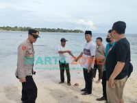 Foto: Sejumlah warga setempat dan aparat kepolisian saat berada di TKP ditemukannya IRT yang tewas mengapung ditepi pantai wisata Pasir Putih Kecamatan Arjasa Sumenep.