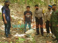 Foto: Sejumlah warga bersama TNI-Polri saat berada di TKP penemuan bayi di kebun Jati milik Misrat, Desa Nyamplong, Kecamatan Gayam, Pulau Sapudi, Kabupaten Sumenep.