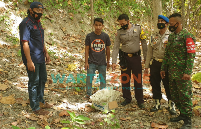 Foto: Sejumlah warga bersama TNI-Polri saat berada di TKP penemuan bayi di kebun Jati milik Misrat, Desa Nyamplong, Kecamatan Gayam, Pulau Sapudi, Kabupaten Sumenep.