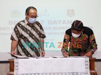 LANGSUNG: Bupati Sumenep, Achmad Fauzi, saat penandatanganan berita acara serah terima BMN dari BPWS (Foto: Dok. WARTA ZONE)