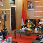 Foto: Bupati Sumenep, Achmad Fauzi dan Wakilnya nyai Hj. Dewi Khalifah saat menggelar lebaran ketupat 1442 H, secara virtual lewat zoom meeting bersama para pimpinan OPD, BUMN, BUMD, Camat, Pemerintah Desa, dan masyarakat umum.