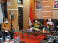 Foto: Bupati Sumenep, Achmad Fauzi dan Wakilnya nyai Hj. Dewi Khalifah saat menggelar lebaran ketupat 1442 H, secara virtual lewat zoom meeting bersama para pimpinan OPD, BUMN, BUMD, Camat, Pemerintah Desa, dan masyarakat umum.