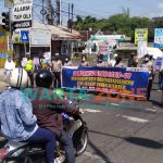 KOMPAK: Tim Satgas COVID-19 Jember saat kampanye di Jalan Gajah Mada Kecamatan Kaliwates (Foto: Nur Imatus Safitri)