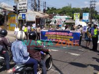 KOMPAK: Tim Satgas COVID-19 Jember saat kampanye di Jalan Gajah Mada Kecamatan Kaliwates (Foto: Nur Imatus Safitri)