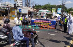 Unik, Pocong Pikul Keranda Kampanyekan Pencegahan COVID-19 di Jember