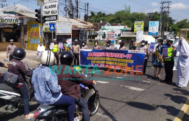 KOMPAK: Tim Satgas COVID-19 Jember saat kampanye di Jalan Gajah Mada Kecamatan Kaliwates (Foto: Nur Imatus Safitri)