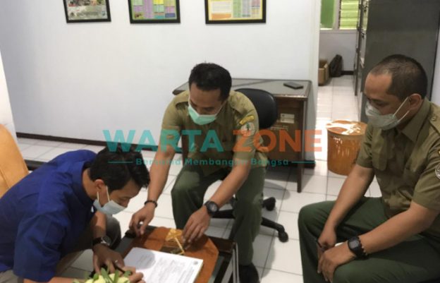 Foto: Wakil Ketua DPRD Jember, saat menyerahkan Bayi kucing hutan (Felis Bengalinsis) ke Balai BKSDA Wilayah III Jember.