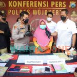 Foto: Perempuan asal Kabupaten Mojokerto diamankan Polres Mojokerto di Kabupaten Sragen, Jawa Tengah. Perempuan bernama Mia (42) ini diduga membawa kabur uang arisan lebaran senilai total Rp 1 Miliar hasil dari menipu ratusan emak-emak.