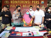 Foto: Perempuan asal Kabupaten Mojokerto diamankan Polres Mojokerto di Kabupaten Sragen, Jawa Tengah. Perempuan bernama Mia (42) ini diduga membawa kabur uang arisan lebaran senilai total Rp 1 Miliar hasil dari menipu ratusan emak-emak.
