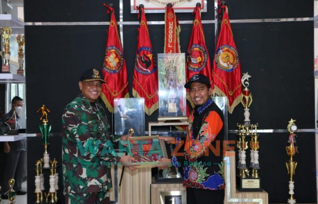 Foto: Bupati Sumenep, Achmad Fauzi, saat mengunjungi Kesatrian Yunif 1 Marinir Juanda, Surabaya.