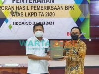 INSPIRATIF: Bupati Pamekasan, Baddrut Tamam, saat menerima penghargaan opini WTP dari BPK-RI (Foto: Dok. WARTAZONE)