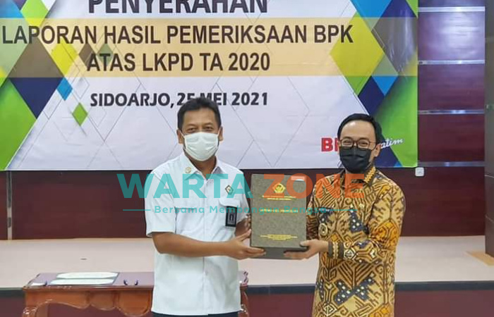 INSPIRATIF: Bupati Pamekasan, Baddrut Tamam, saat menerima penghargaan opini WTP dari BPK-RI (Foto: Dok. WARTAZONE)