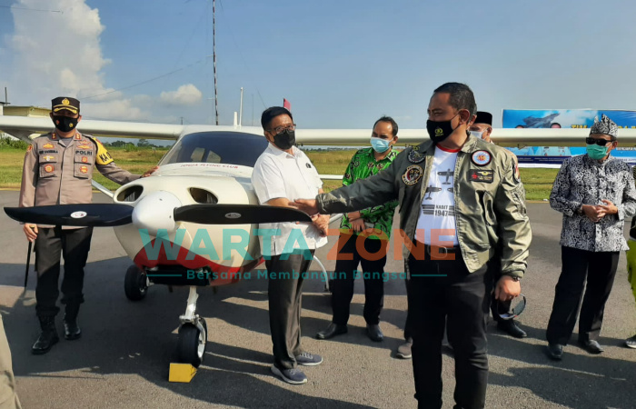 Foto: Kapuspotdirga Marsma TNI Fajar Adriyanto saat memberikan keterangan terkait pesawat (tipe atau macam-macam) pesawat yang dihadirkan di Bandara Notohadinegoro Jember.