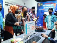 Foto: Bupati dan Wabup Jember Hendy Siswanto dan Muhammad Balya Firjaun Barlaman (Gus Firjaun), saat mencoba mengurus dokumen kependudukan yang akan dicetak di mesin ADM (Anjungan Dukcapil Mandiri).