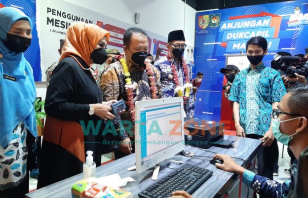 Foto: Bupati dan Wabup Jember Hendy Siswanto dan Muhammad Balya Firjaun Barlaman (Gus Firjaun), saat mencoba mengurus dokumen kependudukan yang akan dicetak di mesin ADM (Anjungan Dukcapil Mandiri).