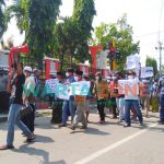 BERORASI: Massa aksi saat berjalan sembari menyampaikan tuntutan di depan kantor DPMD Sumenep (Foto: Abd Wakid)