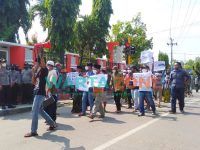 BERORASI: Massa aksi saat berjalan sembari menyampaikan tuntutan di depan kantor DPMD Sumenep (Foto: Abd Wakid)