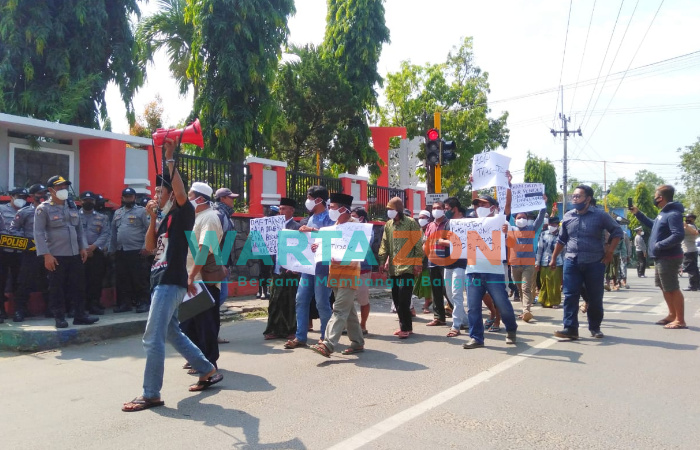 BERORASI: Massa aksi saat berjalan sembari menyampaikan tuntutan di depan kantor DPMD Sumenep (Foto: Abd Wakid)