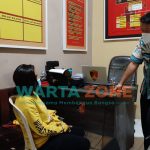 Foto: Kanit Reskrim Bripka Medi Siswoyo, saat mengintrogasi pelaku wanita curanmor di ruangan penyidik Mapolsek Ledokombo.