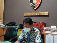 Foto: Bripka Medi Siswoyo, saat dikonfirmasi di ruang penyidik Polsek Ledokombo, Kabupaten Jember.
