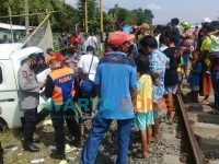 Foto: Mobil Daihatsu Grand Max putih terpental sejauh 10 meter usai dihantam Kereta Api Probowangi jurusan Surabaya - Banyuwangi, di depan perlintasan tanpa palang pintu, sebrang jalan SPBU Jubung atau timur Terminal Bus Tawangalun, Jember.