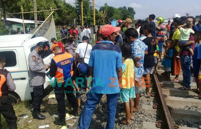 Foto: Mobil Daihatsu Grand Max putih terpental sejauh 10 meter usai dihantam Kereta Api Probowangi jurusan Surabaya - Banyuwangi, di depan perlintasan tanpa palang pintu, sebrang jalan SPBU Jubung atau timur Terminal Bus Tawangalun, Jember.