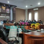 BERLANGSUNG: Rapat Dengar Pendapat (RPD) di Lantai 3 DPRD Jember terkait penolakan adanya industri tambak modern di Kecamatan Gumukmas dan Kecamatan Puger (Foto: Nur Imatus Safitri)