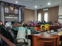 BERLANGSUNG: Rapat Dengar Pendapat (RPD) di Lantai 3 DPRD Jember terkait penolakan adanya industri tambak modern di Kecamatan Gumukmas dan Kecamatan Puger (Foto: Nur Imatus Safitri)